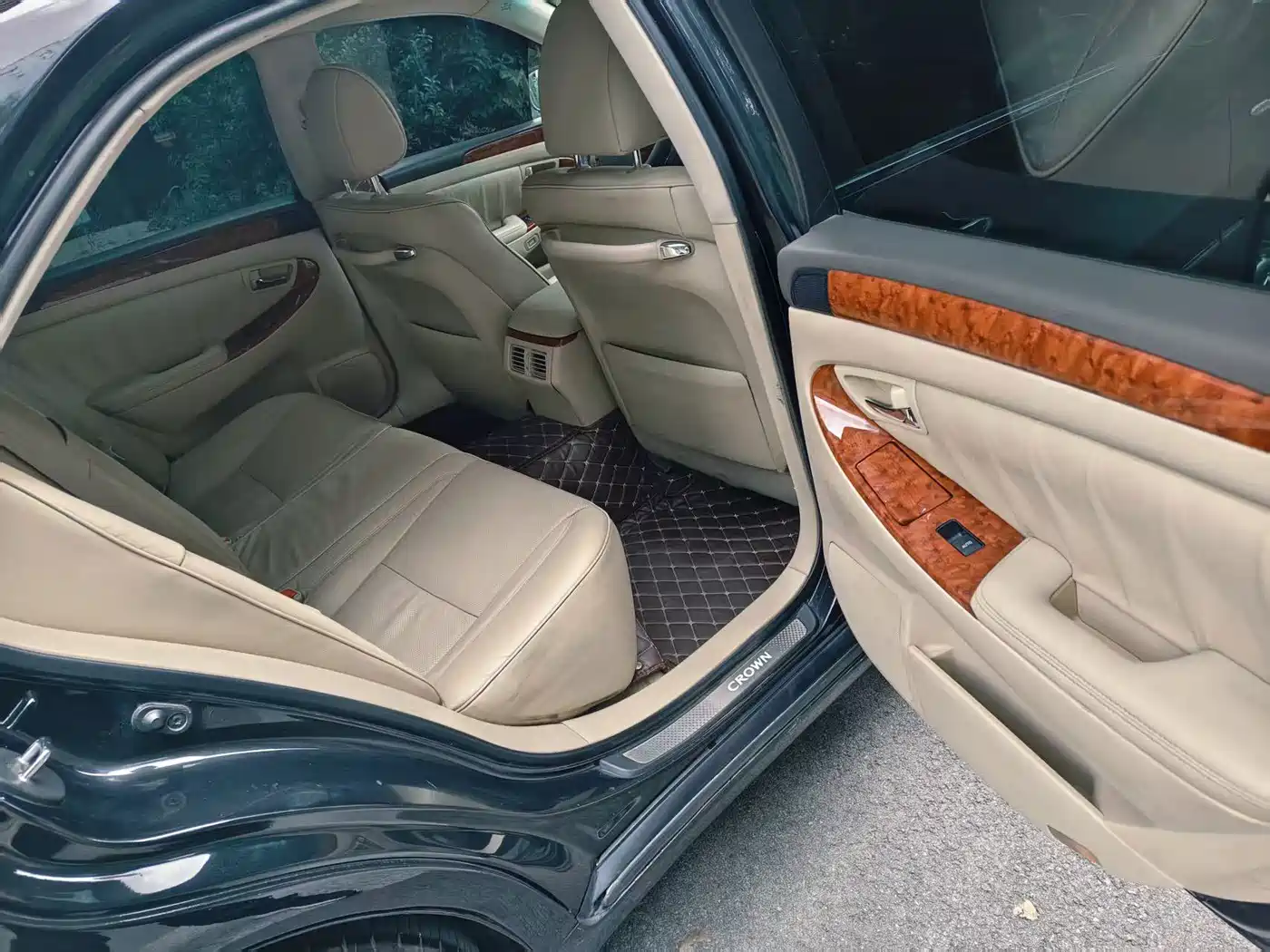 Photo 7 - Toyota Crown