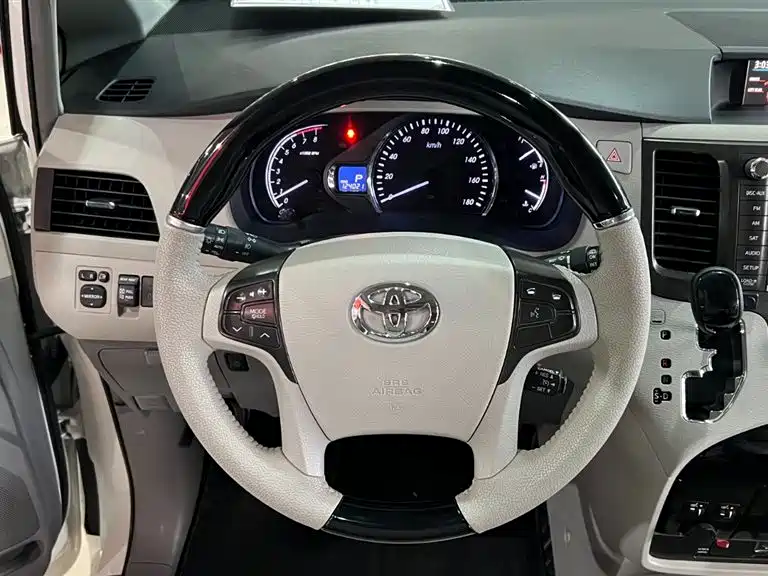 Toyota Sienna 2013 3.5L 4WD Automatic фото 19