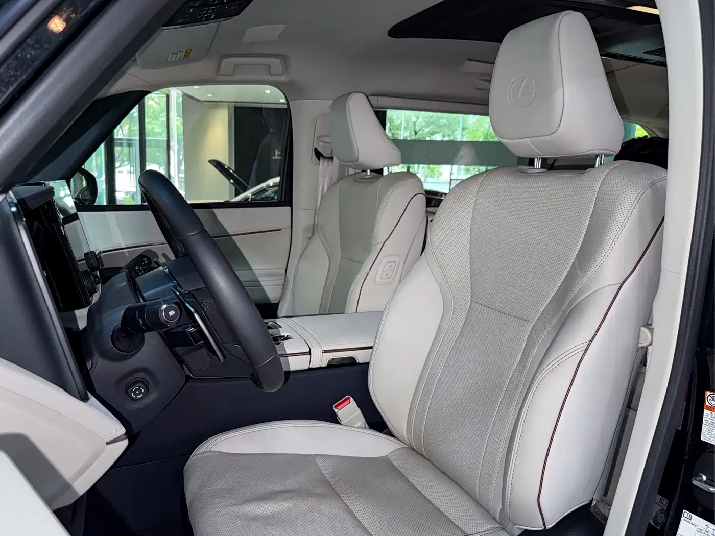 Lexus LM 2023 500h 6-Seater Prestige Edition фото 19