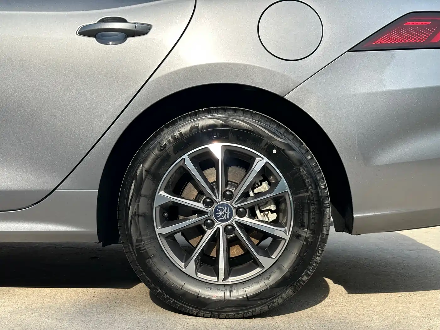 BYD Qin PLUS 2024 Glory Edition DM-i 55KM Leading фото 5