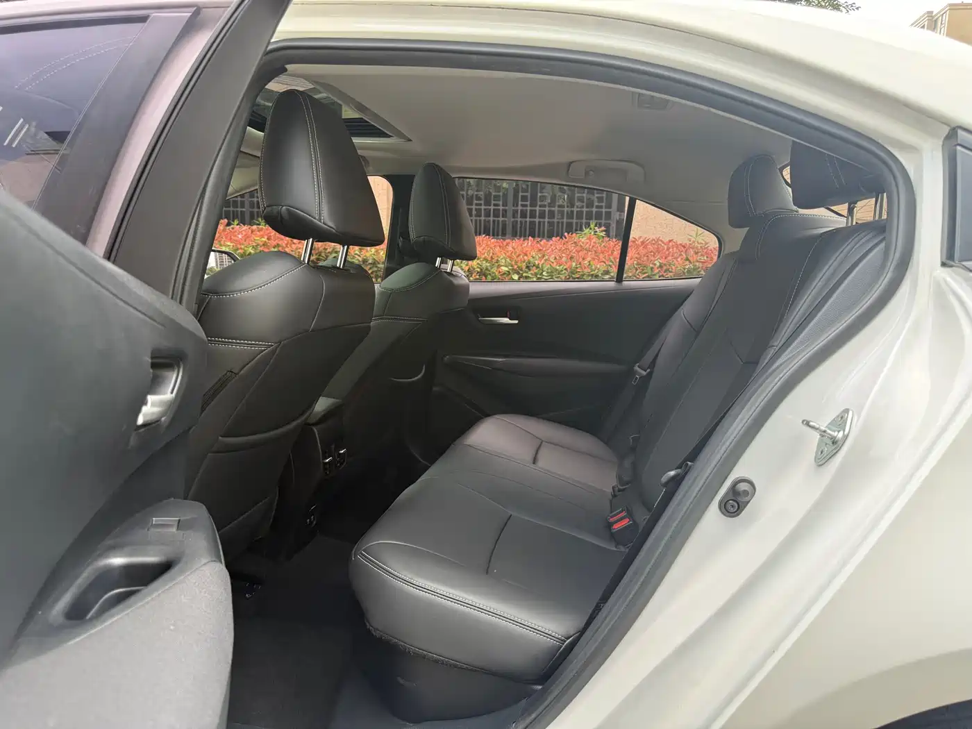 Toyota Corolla 2021 Hybrid 1.8L E-CVT Pioneer Edition фото 11