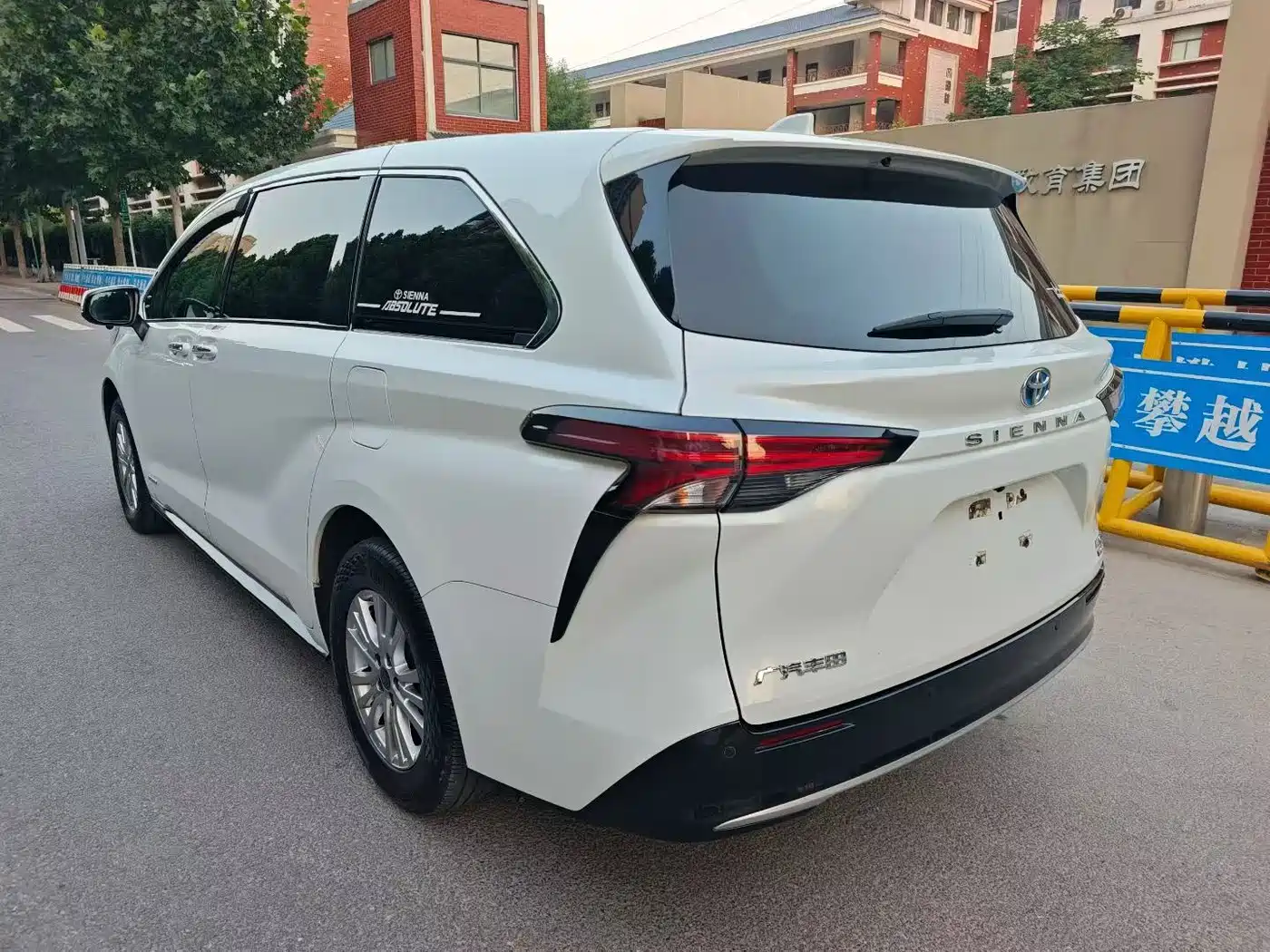Toyota Sienna 2021 2.5L Hybrid Premium Edition фото 7