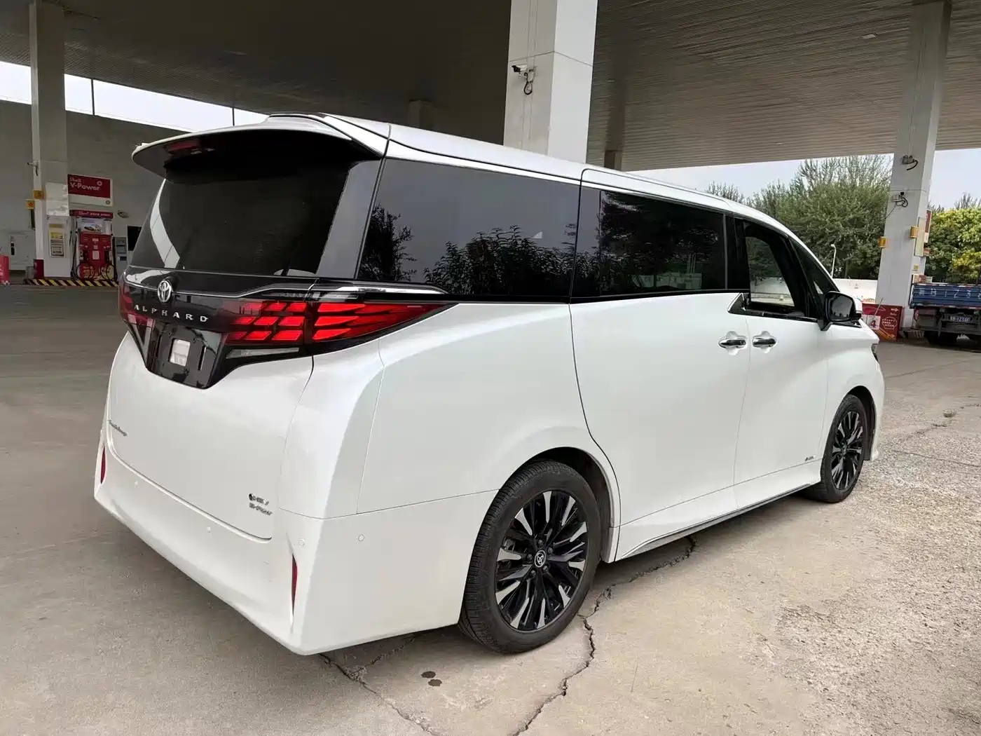 Toyota Alphard 2024 Hybrid 2.5L Ultimate Enjoyment Edition фото 8