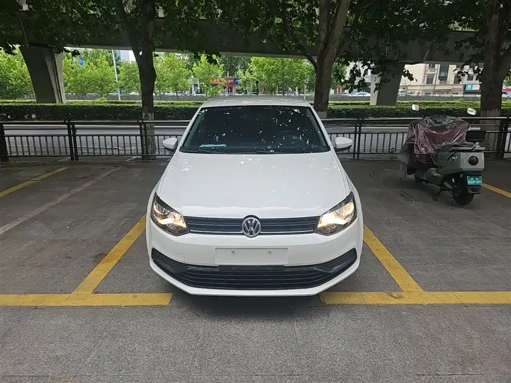 Volkswagen Polo 2016 1.4L Automatic Trend фото 3