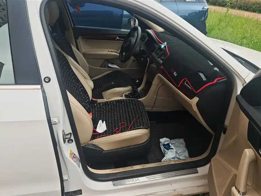 Volkswagen Lavida 2013 Facelift Classic 1.6L Manual Comfort фото 8