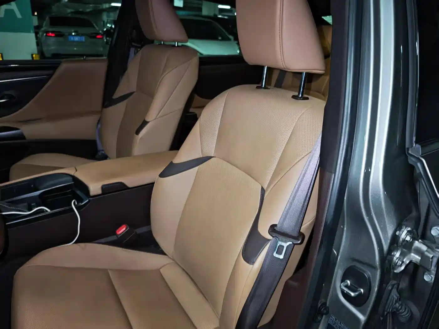 Photo 9 - Lexus ES