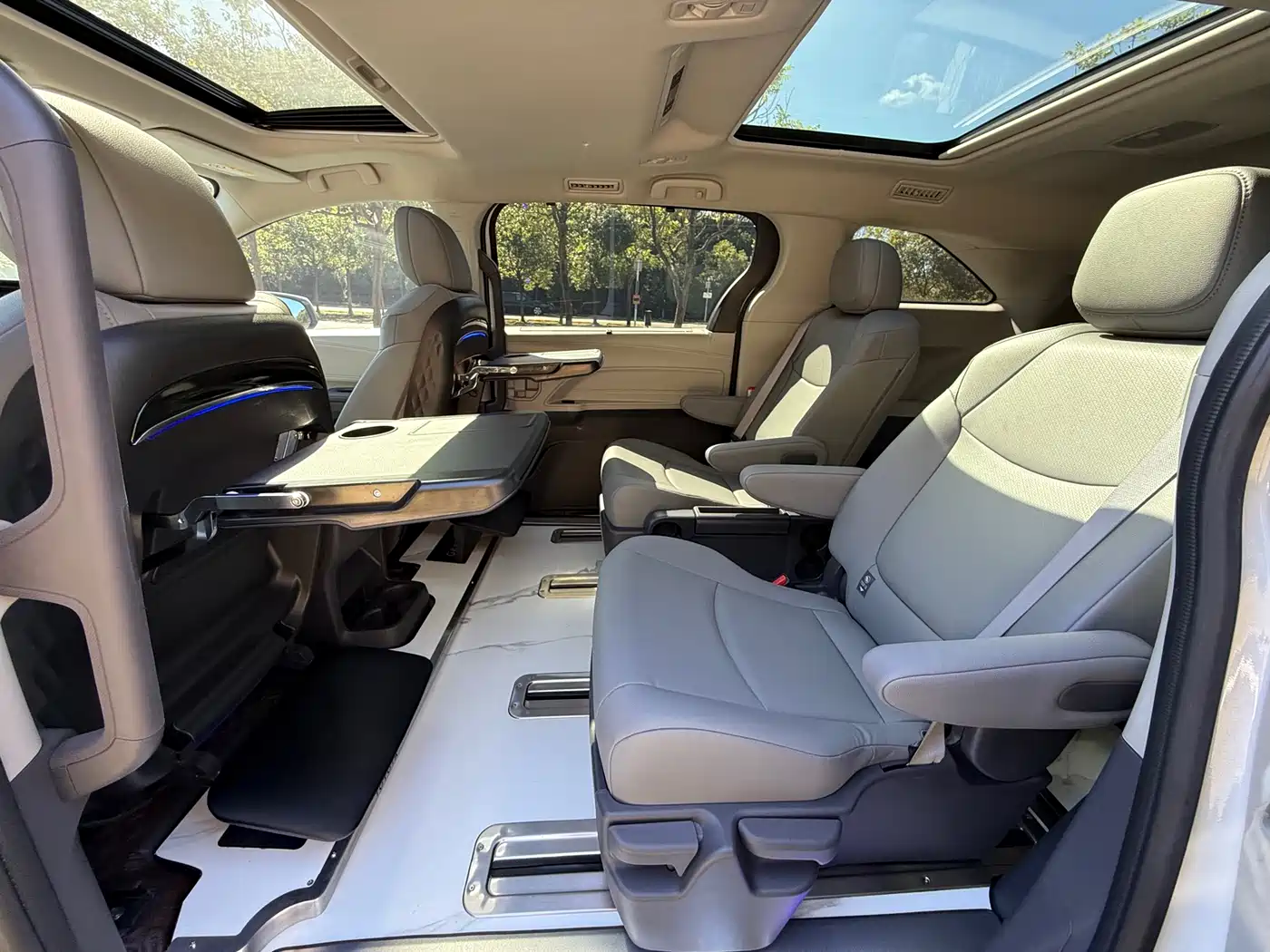 Toyota Granvia 2023 2.5L Hybrid Luxury Edition фото 6