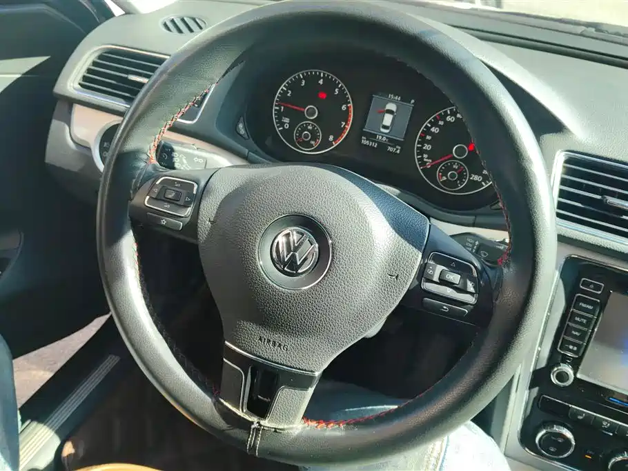 Volkswagen Passat 2014 1.8TSI DSG Executive Edition фото 15