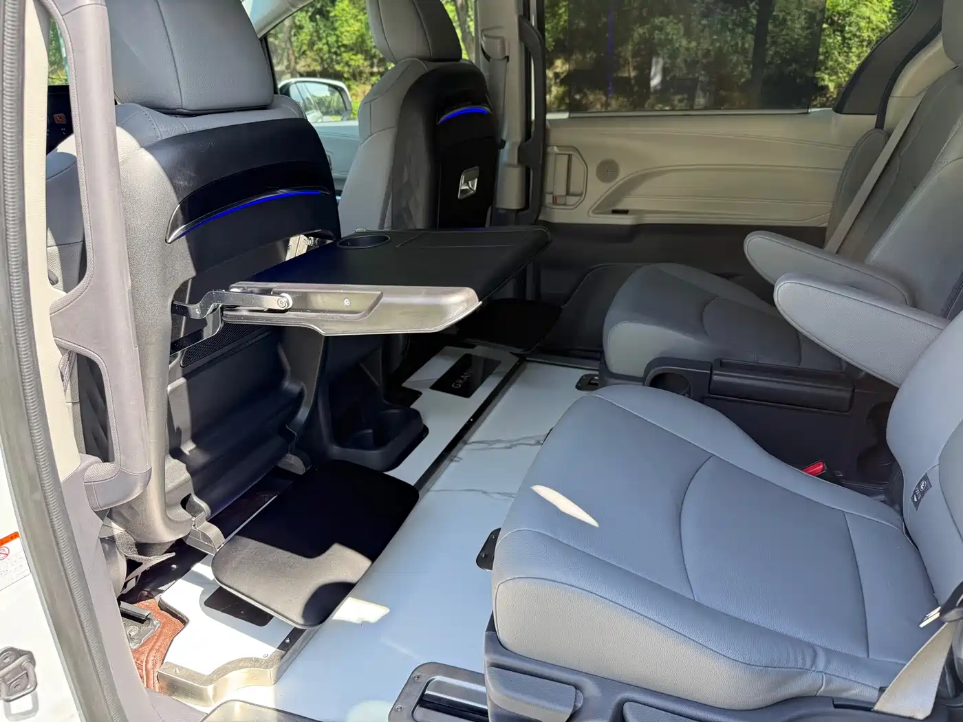 Toyota Granvia 2023 2.5L Hybrid Luxury Edition фото 15