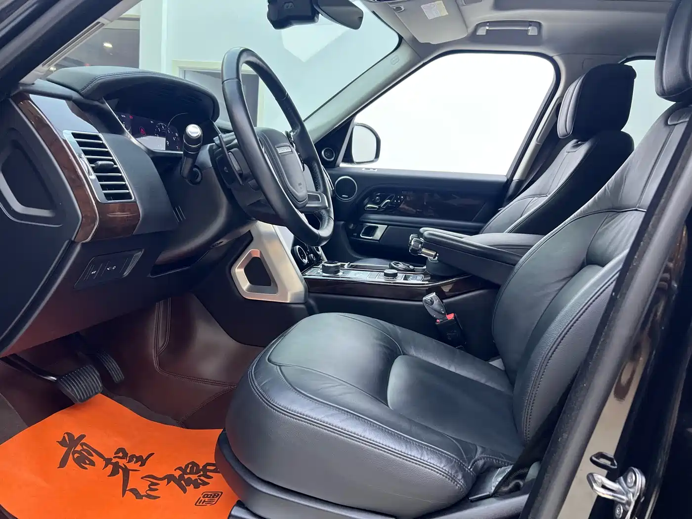 Land Rover Range Rover 2021 3.0 L6 Golden Age Edition фото 11