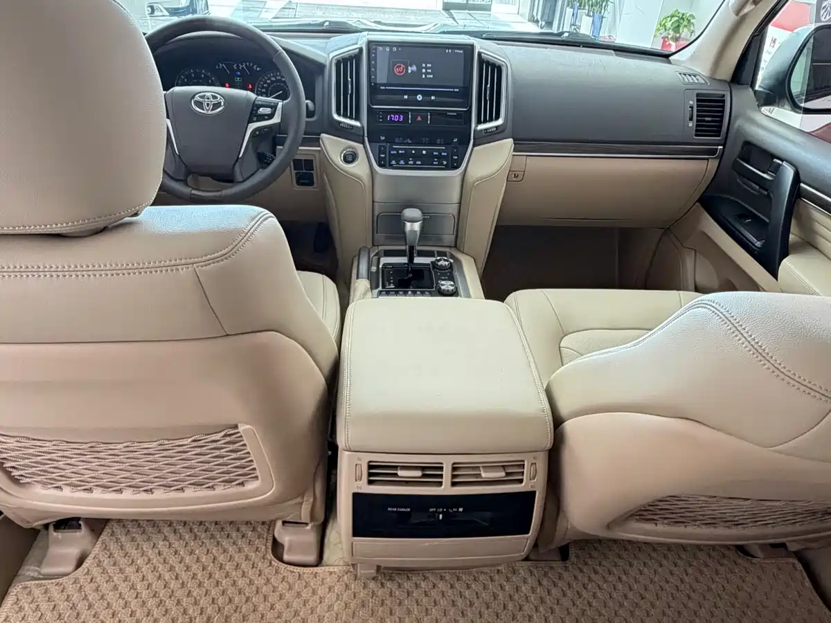 Toyota Land Cruiser (Import) 2015 4.0L V6 Middle East Limited Edition фото 6