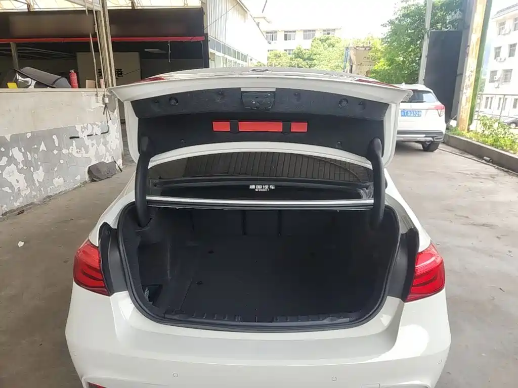 Photo 19 - BMW 3 Series