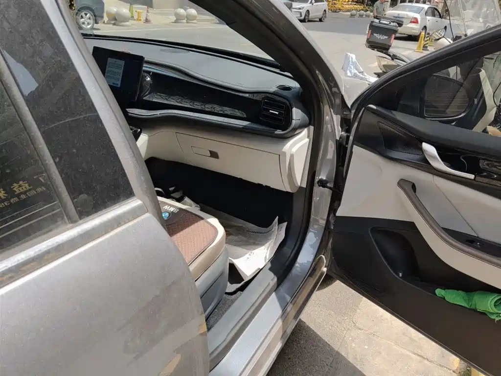 BYD Qin PLUS 2024 Glory Edition DM-i 55KM Leading фото 22