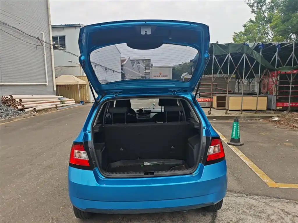 Škoda Fabia 2015 1.4L Manual Advance Edition фото 19