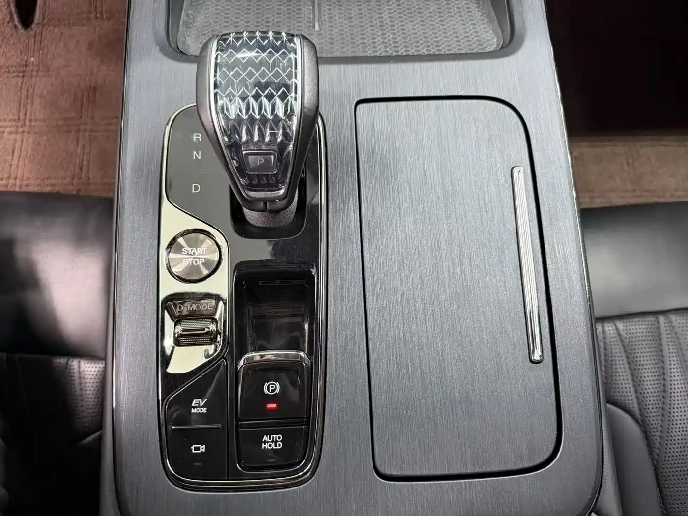 GAC Trumpchi Trumpchi GS8 2022 Dual Engine Series 2.0TM 2WD Premium Edition (7-Seater) фото 17
