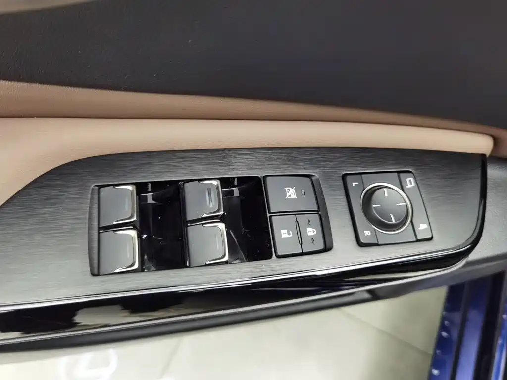 Фото 9 - Lexus ES