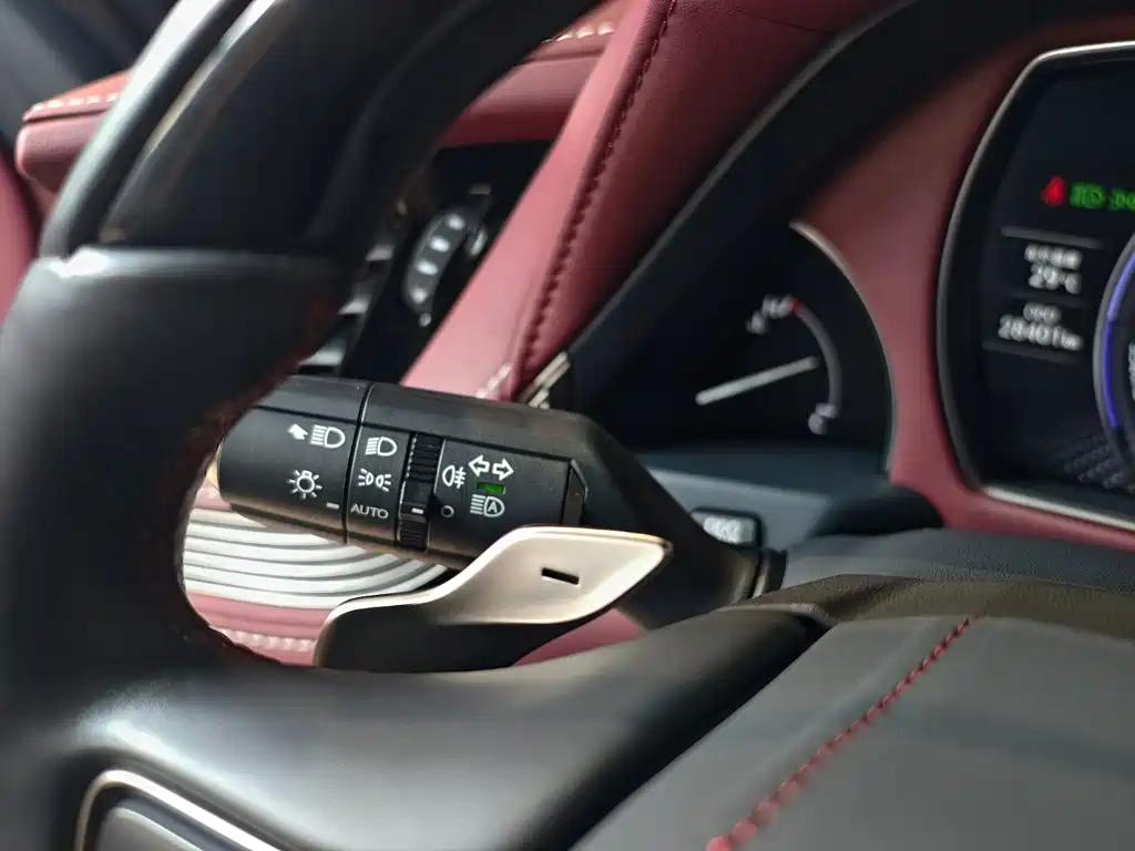 Фото 28 - Lexus LS