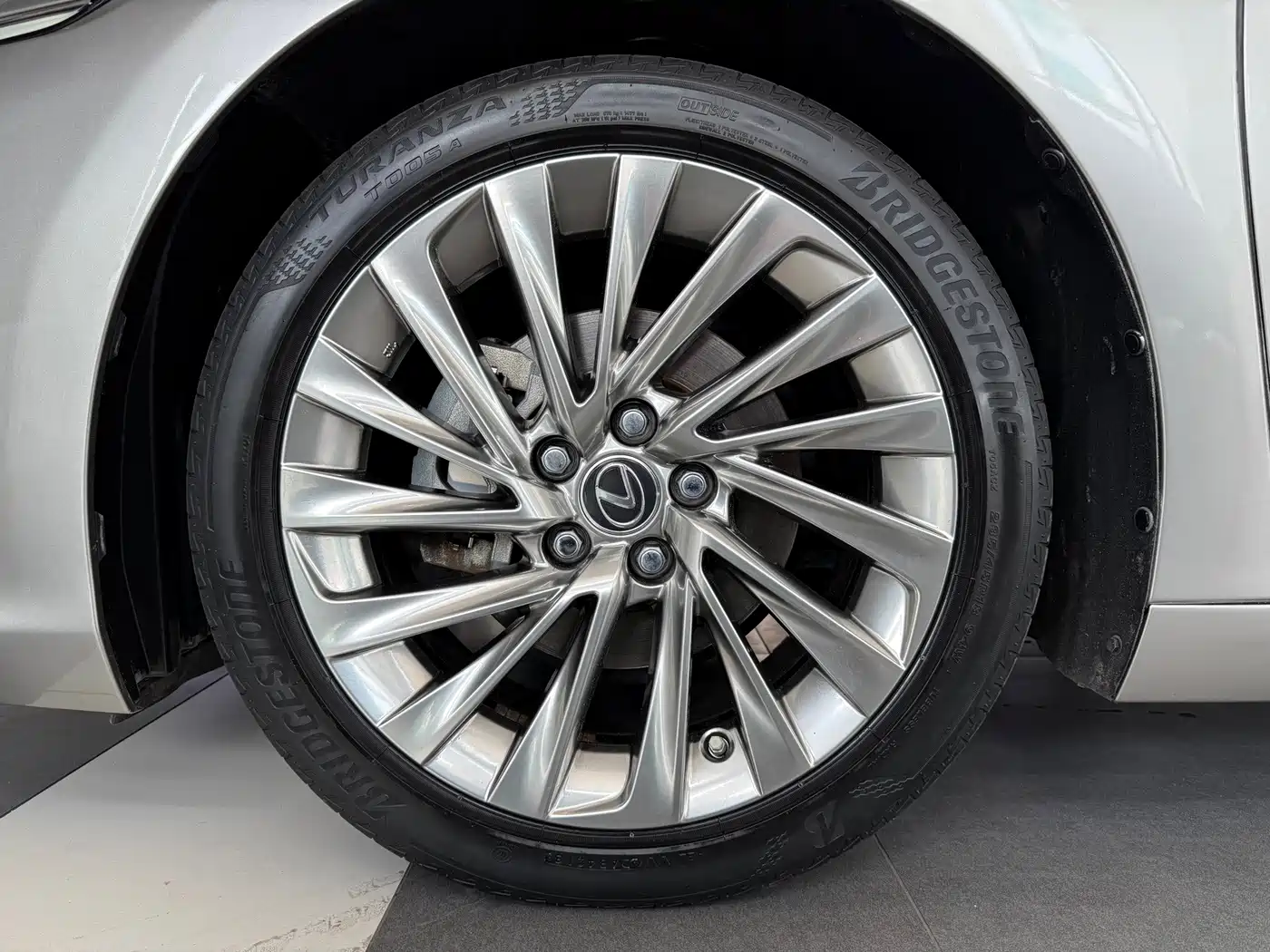 Фото 18 - Lexus ES