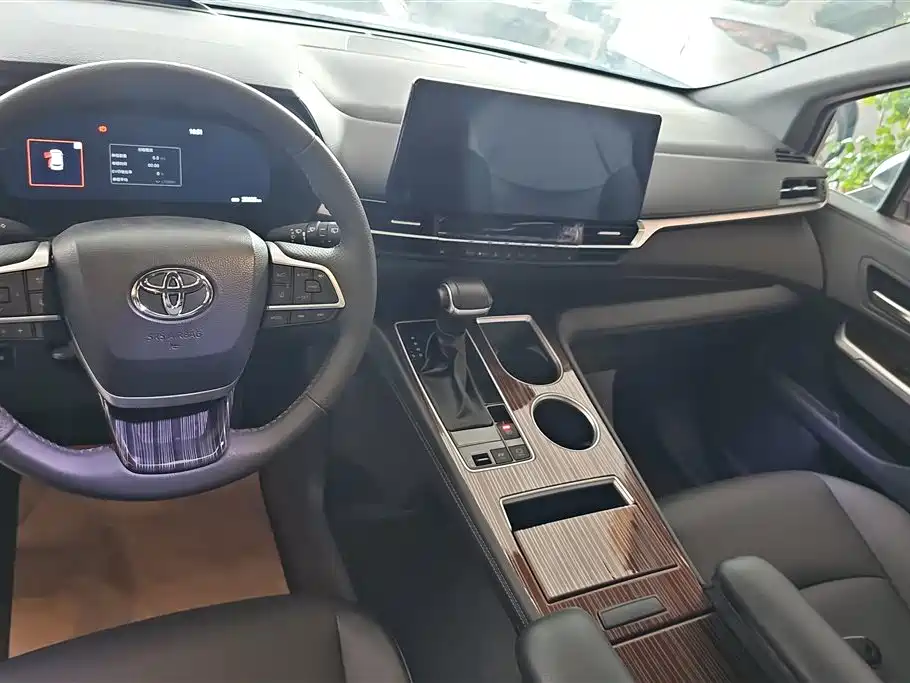 Toyota Granvia 2024 2.5L Hybrid Premium PLUS 4WD Edition фото 12