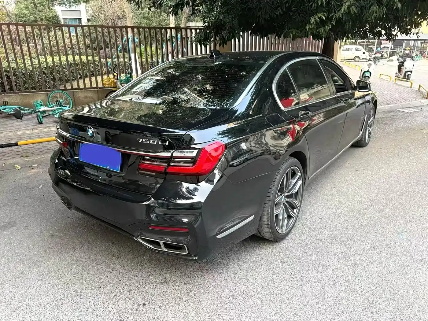 BMW 7 Series 2011 750Li xDrive фото 6