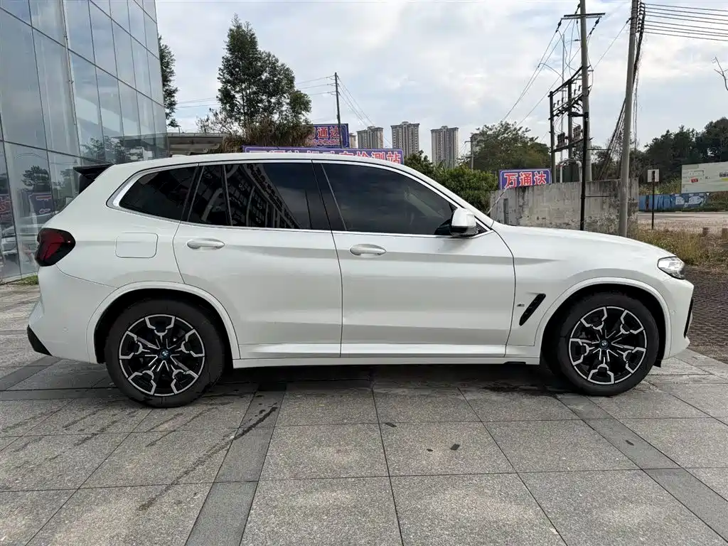 BMW IX3