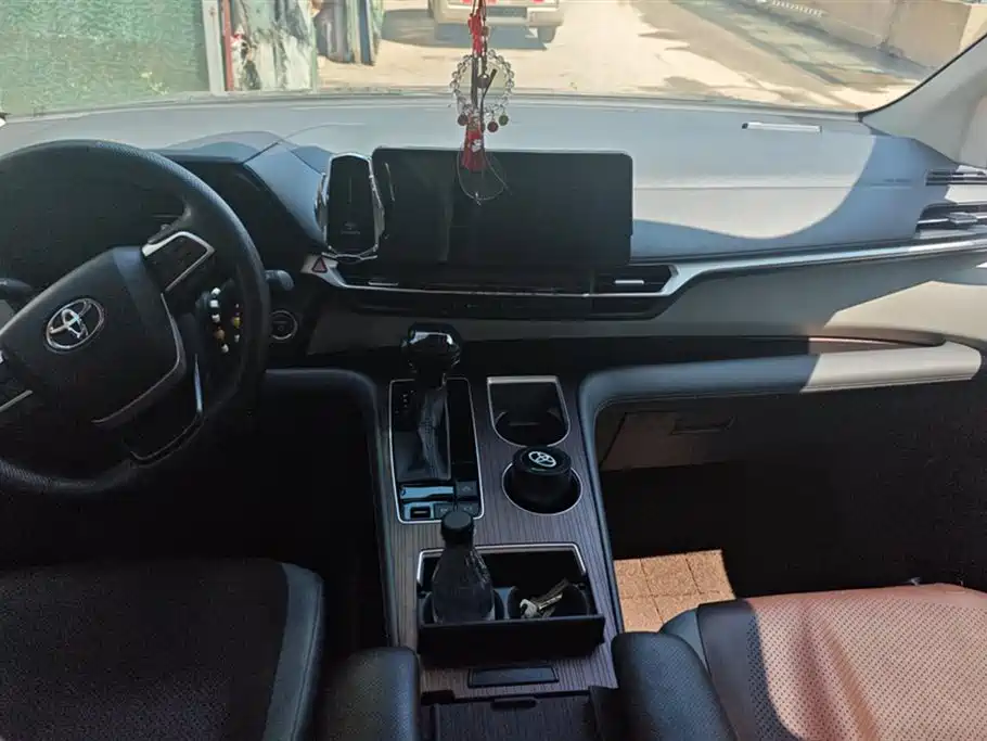 Toyota Granvia 2024 2.5L Hybrid Comfort фото 12