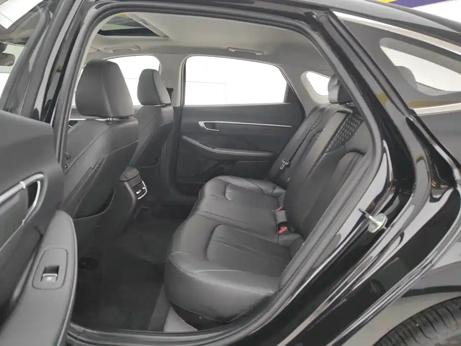 Photo 11 - Hyundai Sonata