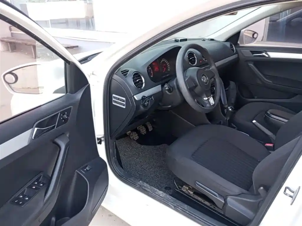 Volkswagen Jetta 2015 1.6L Manual Comfort фото 16
