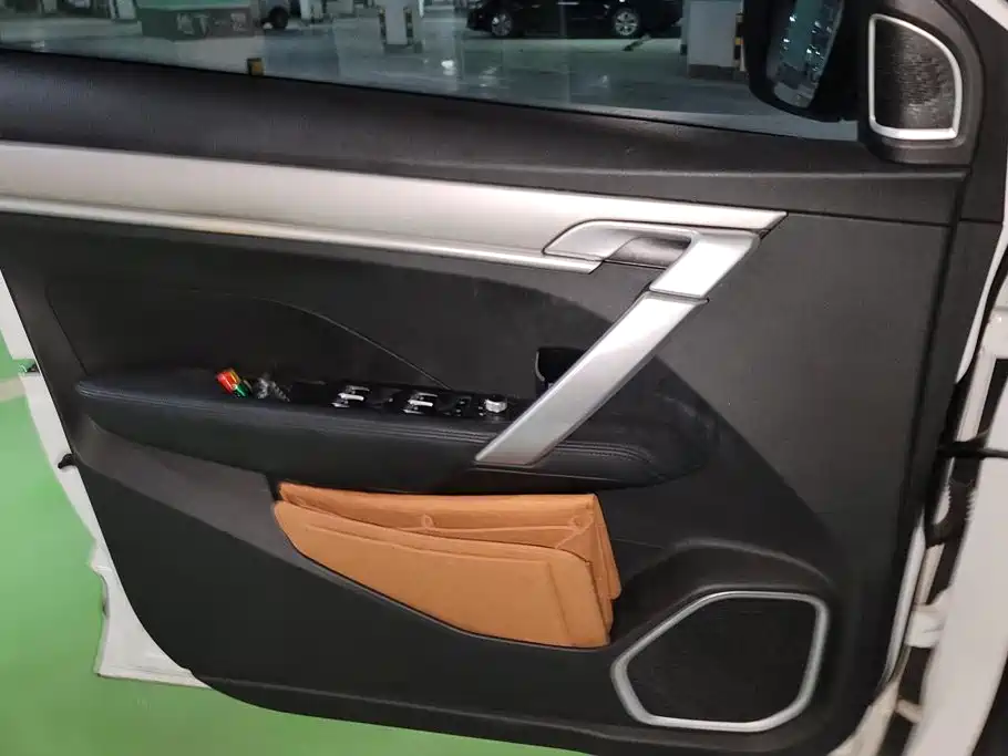 Фото 7 - Geely Binyue