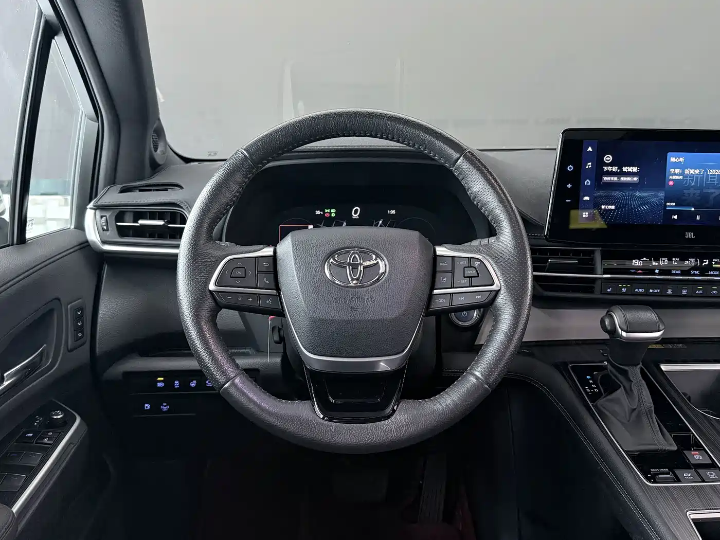 Photo 13 - Toyota Granvia