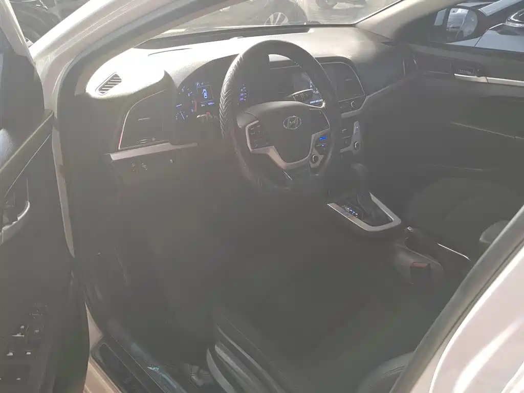 Hyundai Elantra 2016 Model 1.6L Automatic Smart Elite фото 20