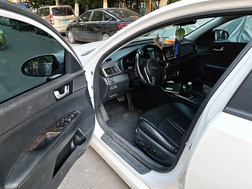 Photo 17 - Kia K5