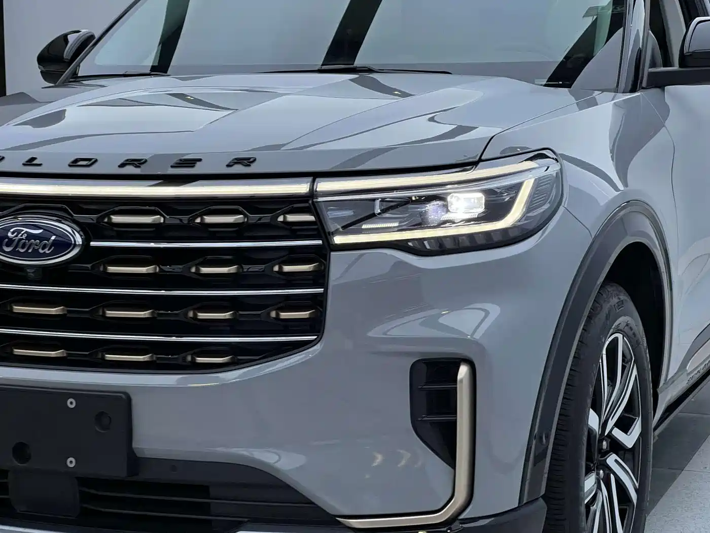 Photo 3 - Ford Explorer