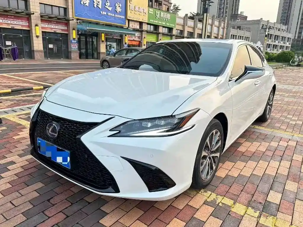 Фото 1 - Lexus ES
