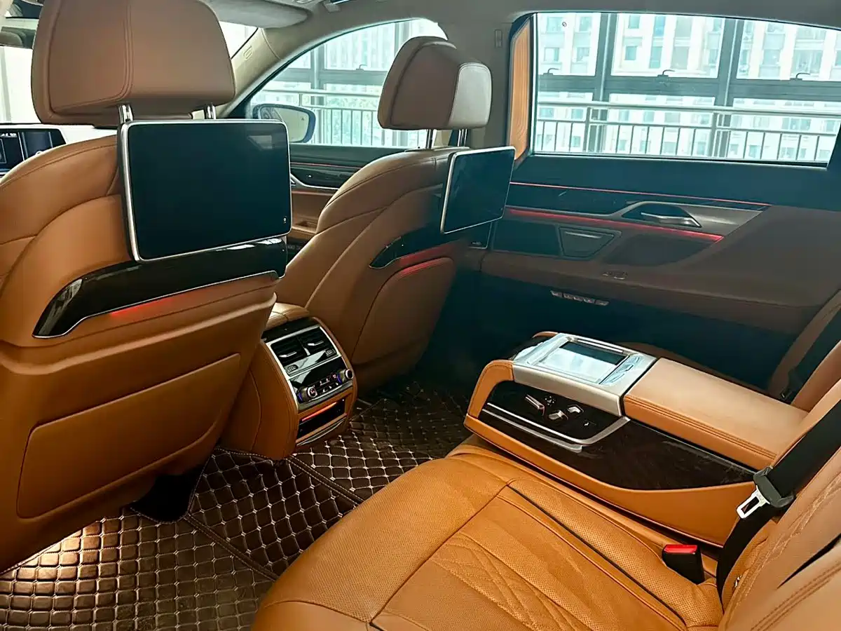 Фото 14 - BMW 7 Series