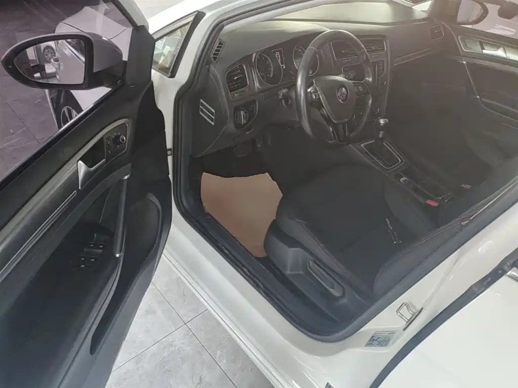 Volkswagen Golf 2016 230TSI Automatic Comfort фото 16