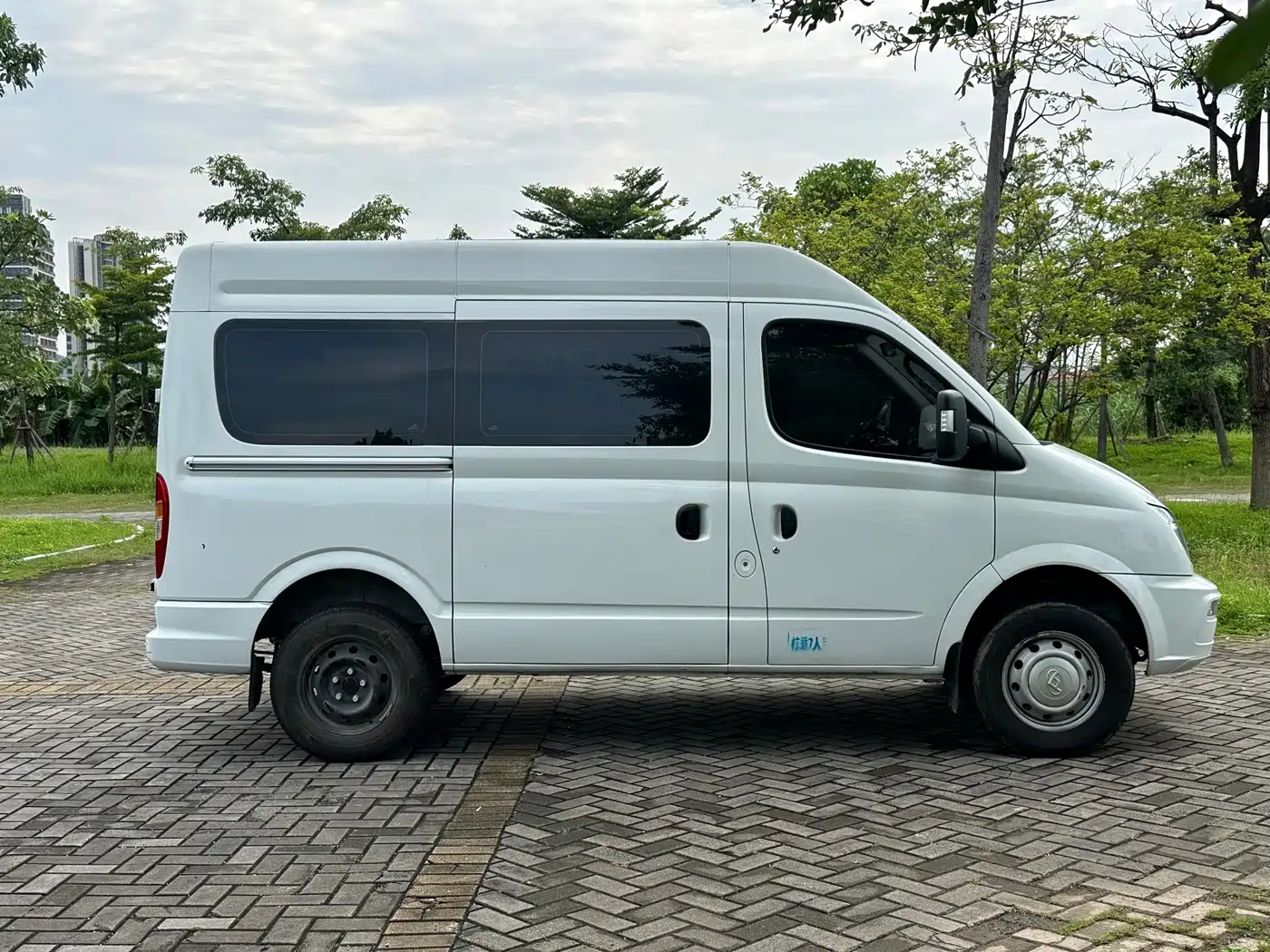 SAIC Maxus Xintu V80 2024 2023 2.0T PLUS Manual All-round King Short Wheelbase Medium Roof 7/8/9-seater