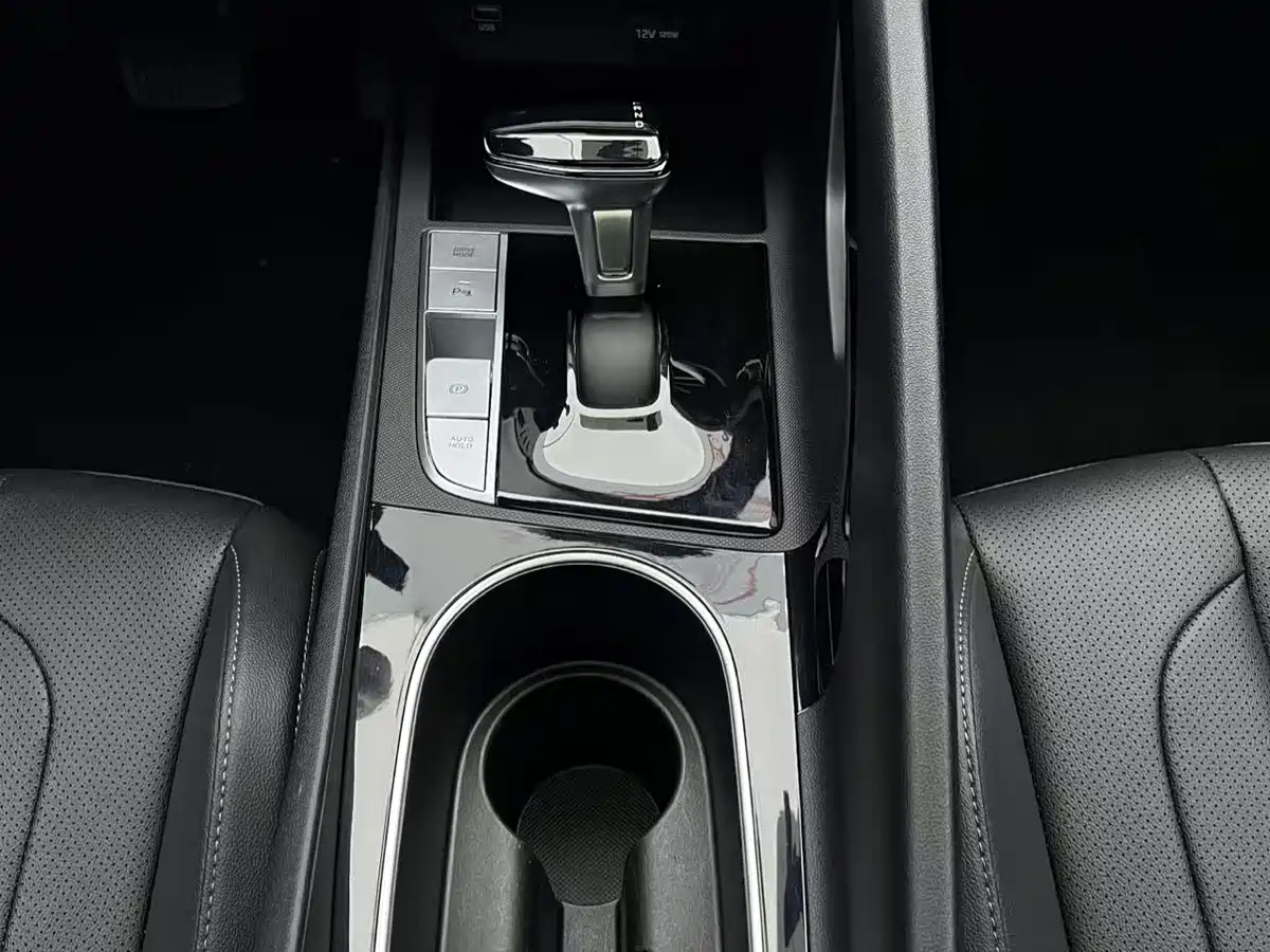Hyundai Elantra 2022 1.5L CVT GLX Elite Edition фото 8