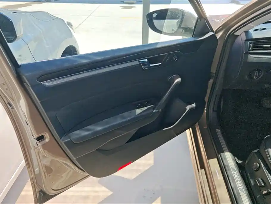 Volkswagen Passat 2017 330TSI DSG Luxury фото 7