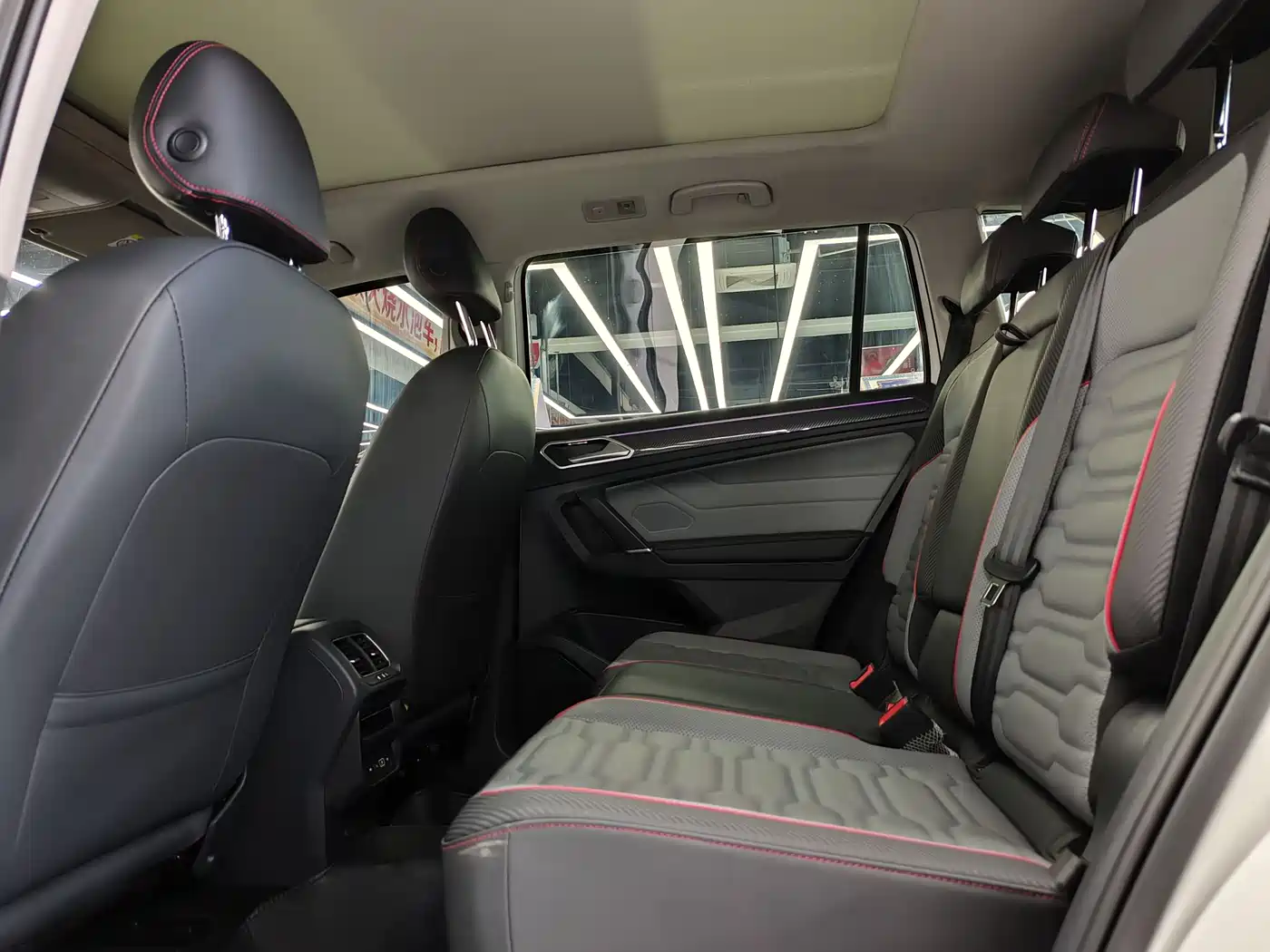 Volkswagen Tiguan L 2022 330TSI Automatic 2WD R-Line Flagship Edition фото 6