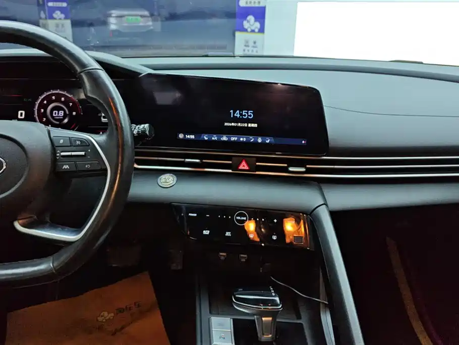 Hyundai Elantra 2021 1.5L CVT LUX Premium Edition фото 13