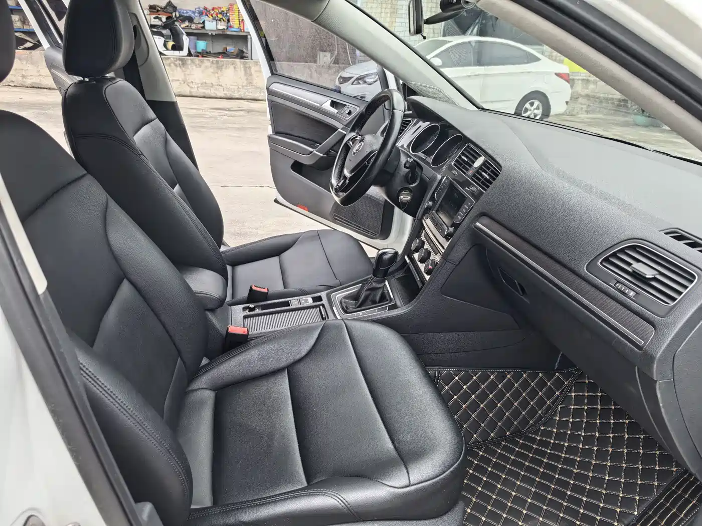 Volkswagen Golf 2017 1.6L Auto Comfort Millionth Edition фото 11