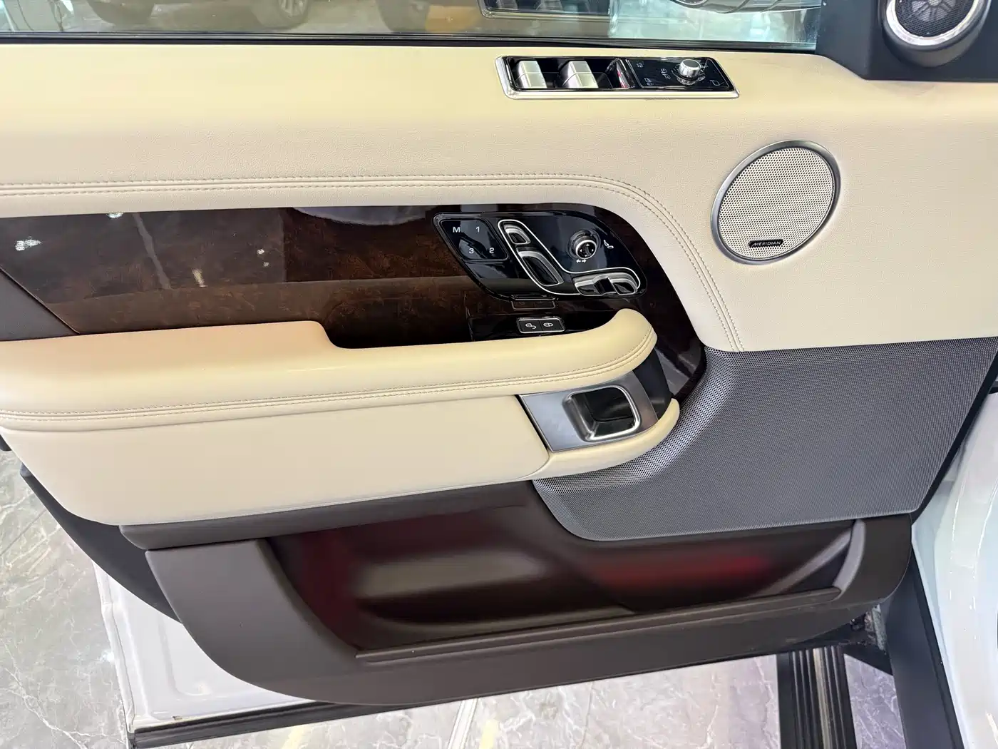 Land Rover Range Rover 2020 3.0 L6 Heritage Extended Edition фото 11