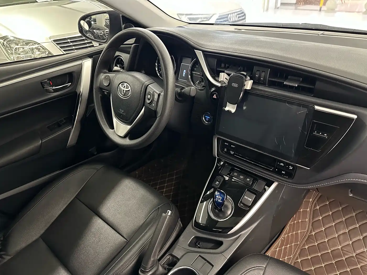 Toyota Corolla Twin Engine E+ 2019 1.8L E-CVT Leading Edition фото 11