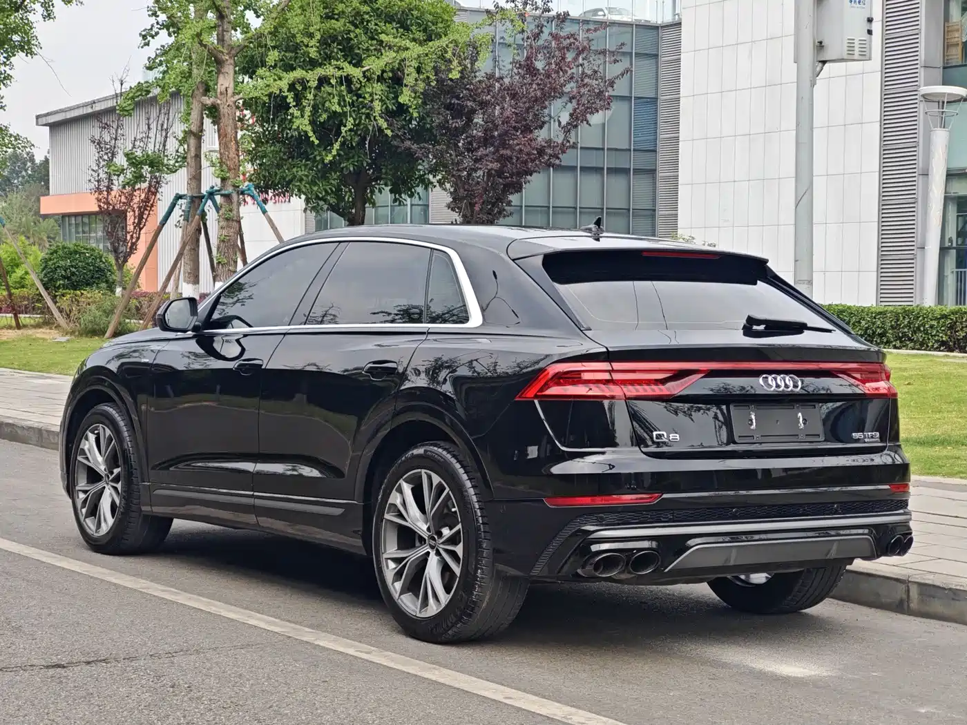 Фото 4 - Audi Q8
