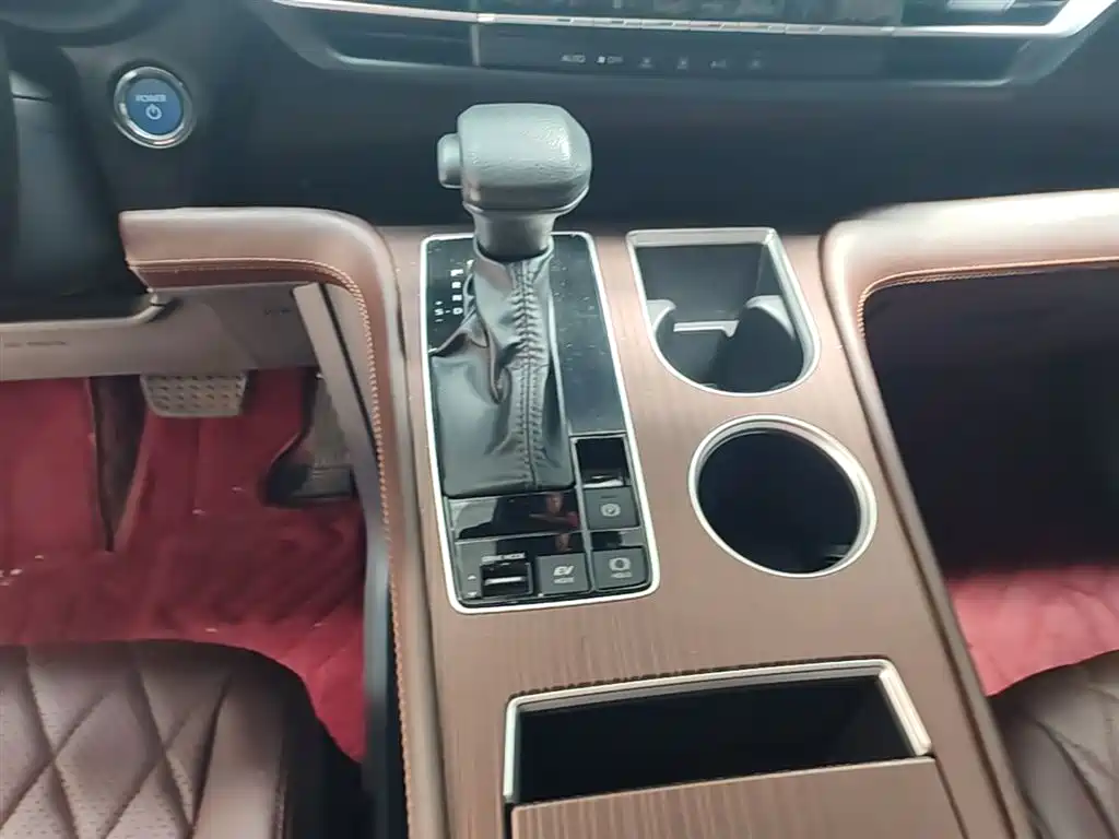 Toyota Granvia 2024 2.5L Hybrid Comfort фото 14