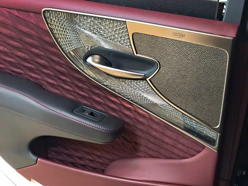 Фото 33 - Lexus LS
