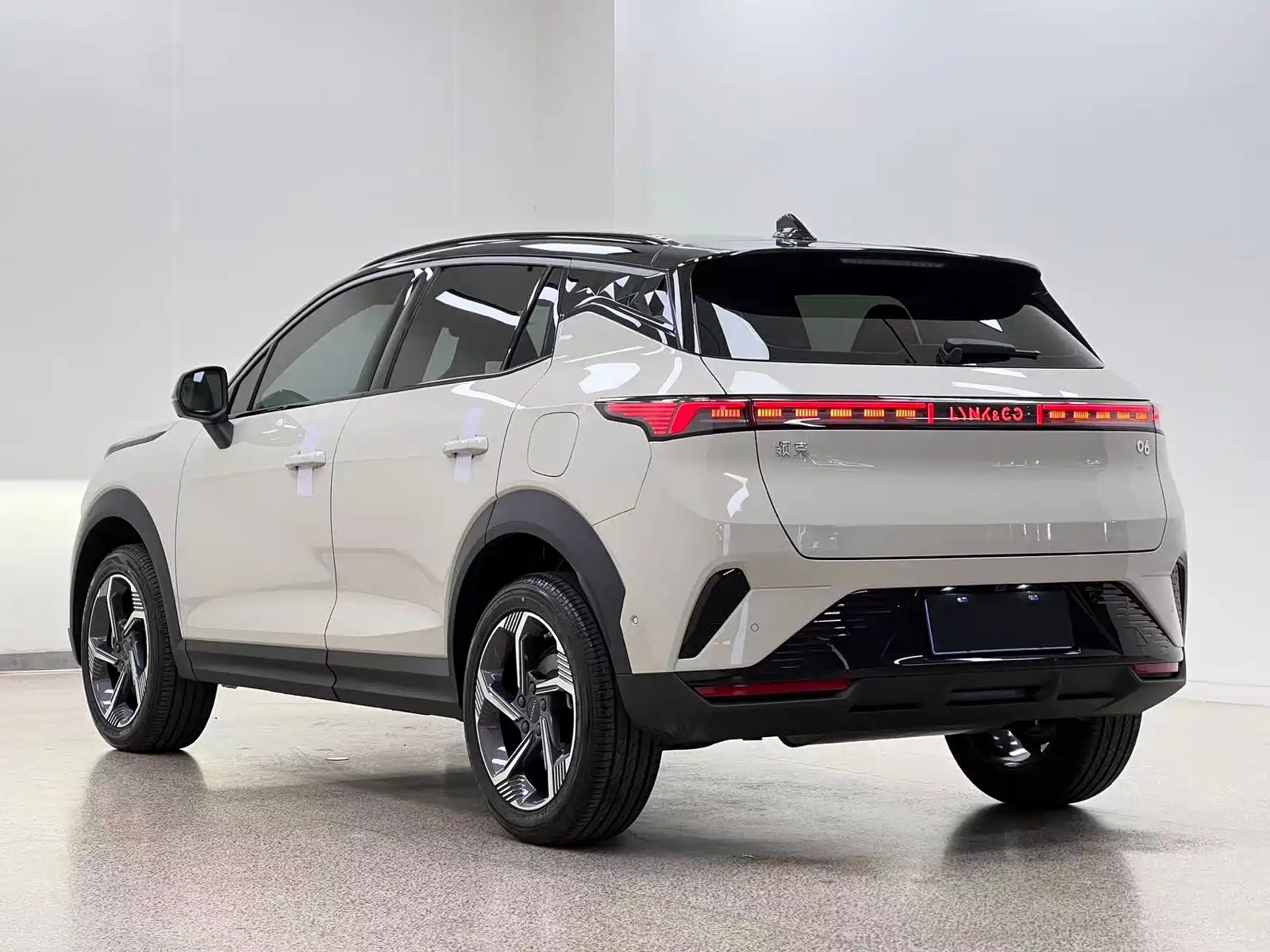Photo 6 - Lynk & Co 06