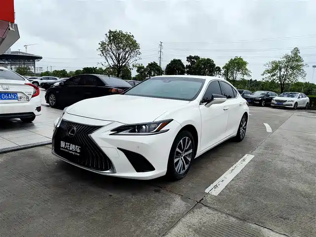 Lexus ES 2020