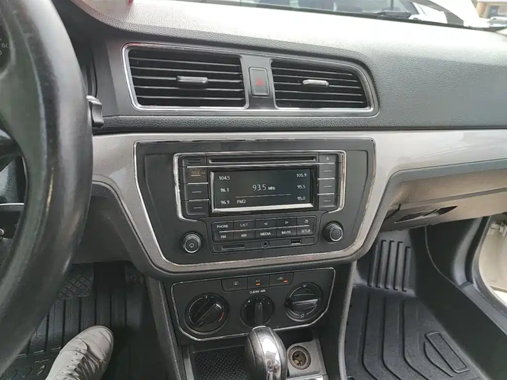 Volkswagen Lavida 2015 1.6L Automatic Comfort Edition фото 13